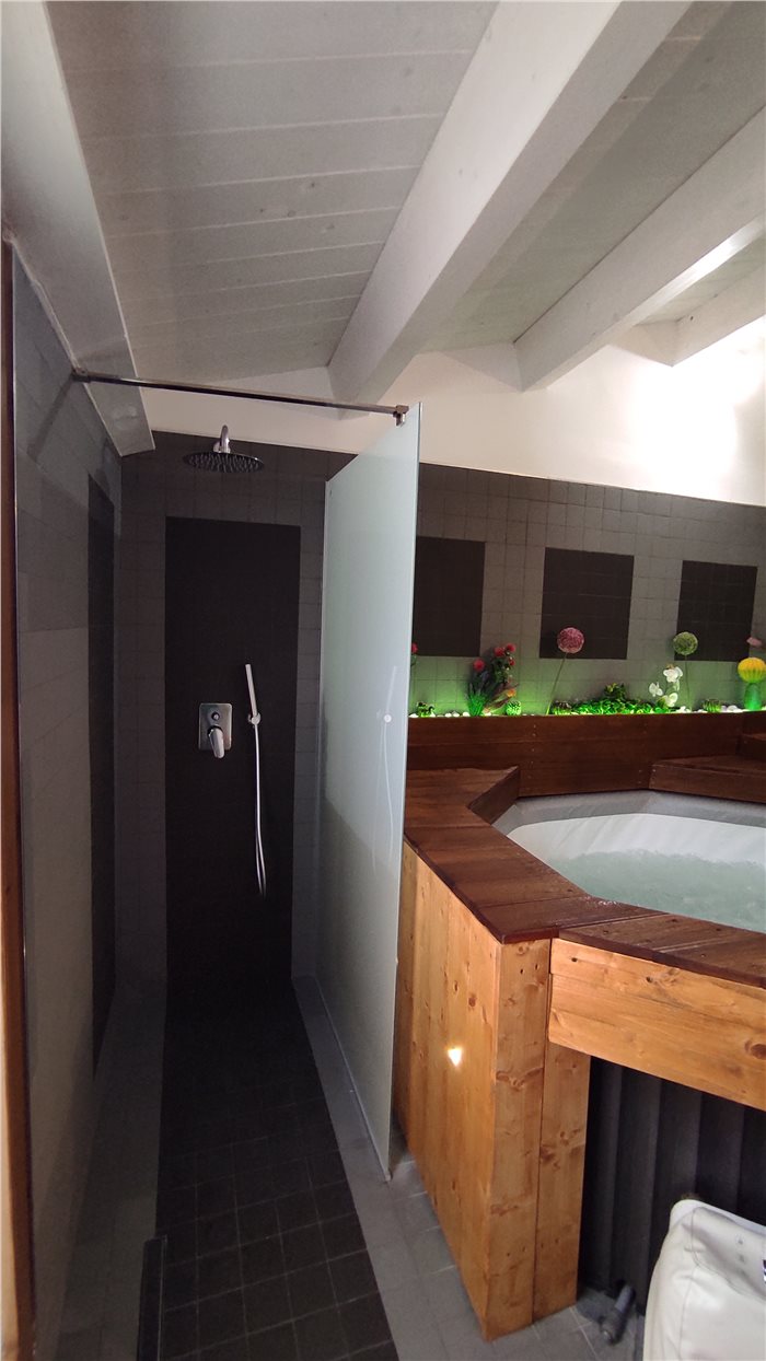 Stanza SUITE con mini piscina idromassaggio e sauna ad infrarossi 