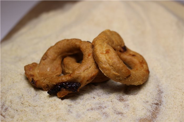 "U spezzafame" taralli di semola rimacinata di grano duro al pomodoro secco